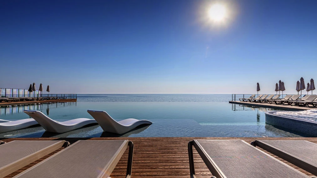 шезлонги для басейнів