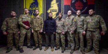 Зеленський відвідав воїнів у Донецькій області: він нагородив захисників Покровська, – ФОТО