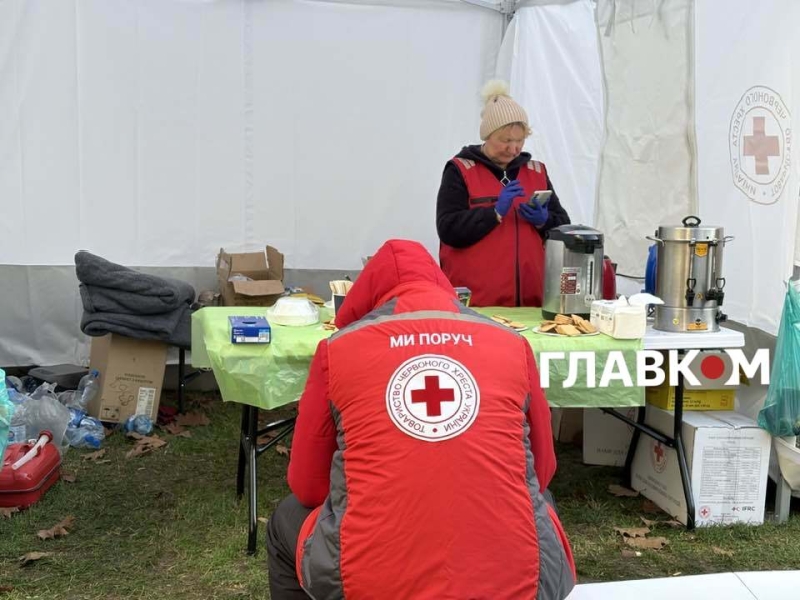 Росіяни вдарили по дев'ятиповерхівці на Оболоні. Фоторепортаж із місця влучання