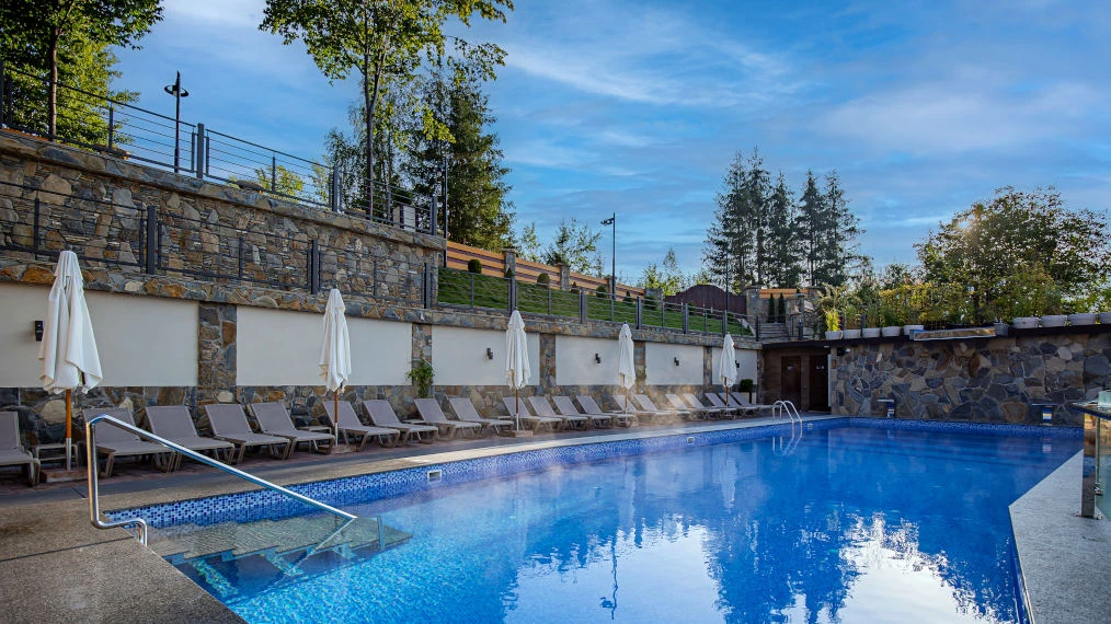 шезлонги для басейнів