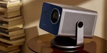 Leica представила Cine Play 1 Plus — преміальний 4K-проектор із зображенням до 300 дюймів і підтримкою HDR10+