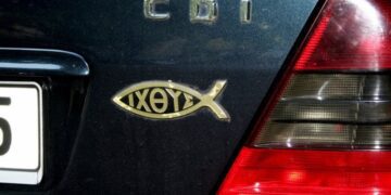 Знак рибки на авто: чому водії клеять цей символ і що він означає насправді