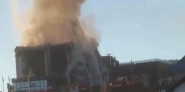 Горить, як факел: в Буковелі вогонь знищив великий престижний готель (ФОТО)