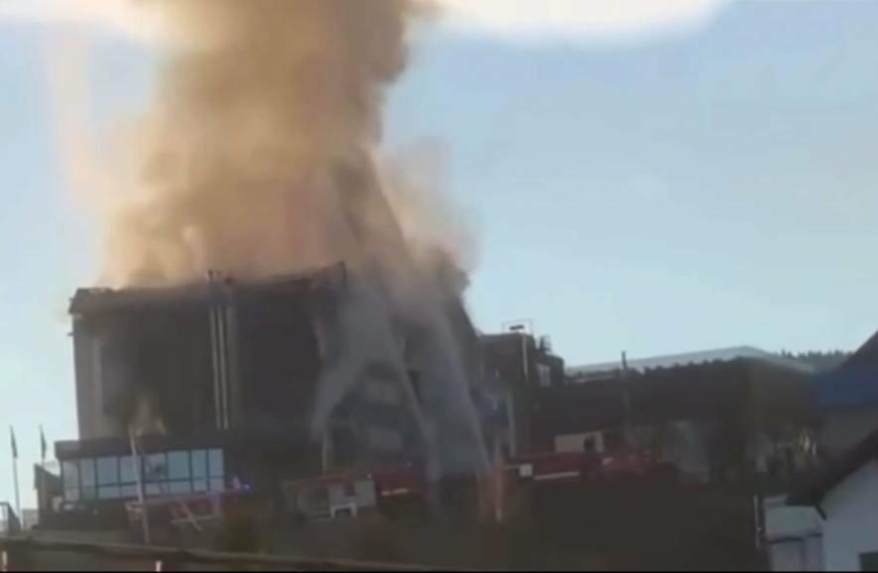 Горить, як факел: в Буковелі вогонь знищив великий престижний готель (ФОТО)