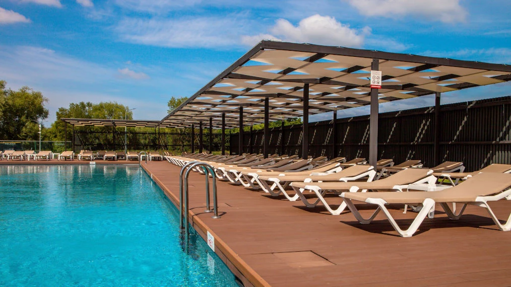 шезлонги для басейнів