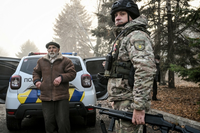 Планувала пекти коржики, але після повідомлення від сина, наважилась виїхати з Гуляйпільщини: як відбувається евакуація з прифронтової громади, - ФОТОРЕПОРТАЖ