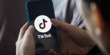 Переважна більшість українців вважають поширення дезінформації рф через Telegram та TikTok значною проблемою, – опитування