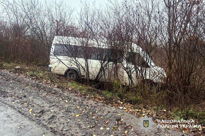 На Хмельниччині рейсовий мікроавтобус з’їхав у кювет і зіткнувся з деревом: є постраждалі