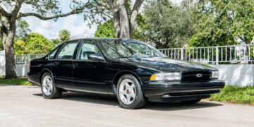 На аукціон виставили культовий спортивний седан 90-х у заводському пакуванні (ФОТО)