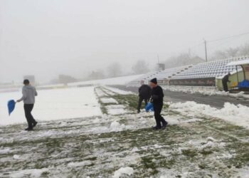 На Прикарпатті намело стільки снігу, що довелося кликати волонтерів рятувати стадіон для футбольного матчу Першої ліги
