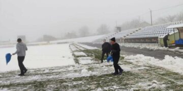 На Прикарпатті намело стільки снігу, що довелося кликати волонтерів рятувати стадіон для футбольного матчу Першої ліги