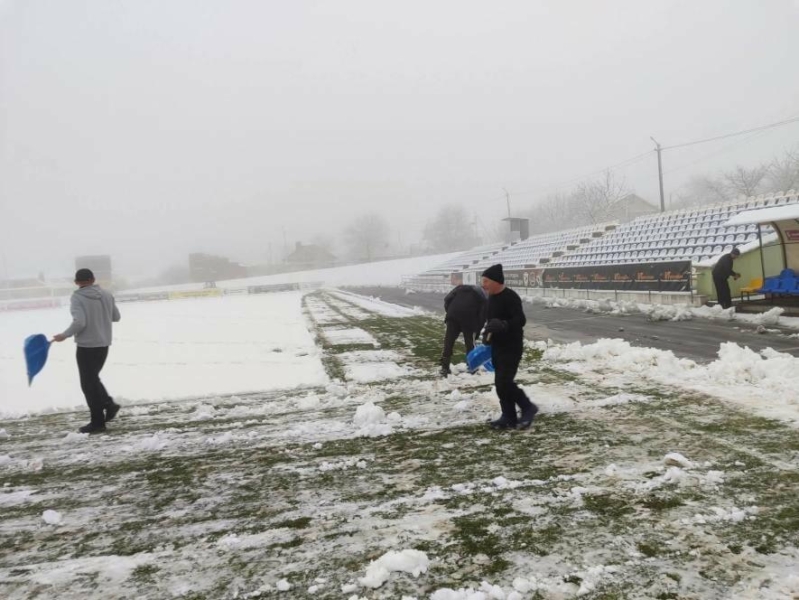 На Прикарпатті намело стільки снігу, що довелося кликати волонтерів рятувати стадіон для футбольного матчу Першої ліги
