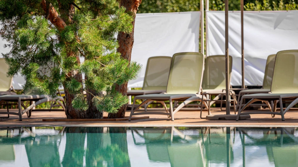 шезлонги для басейнів