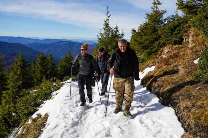 50 українських ветеранів підкорили Говерлу, серед них захисники з ампутаціями (фото)