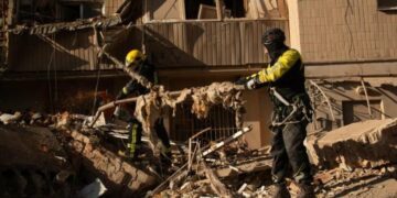 Під завалами багатоповерхівки у Тернополі заблокований хлопець: рятувальники намагаються його визволити