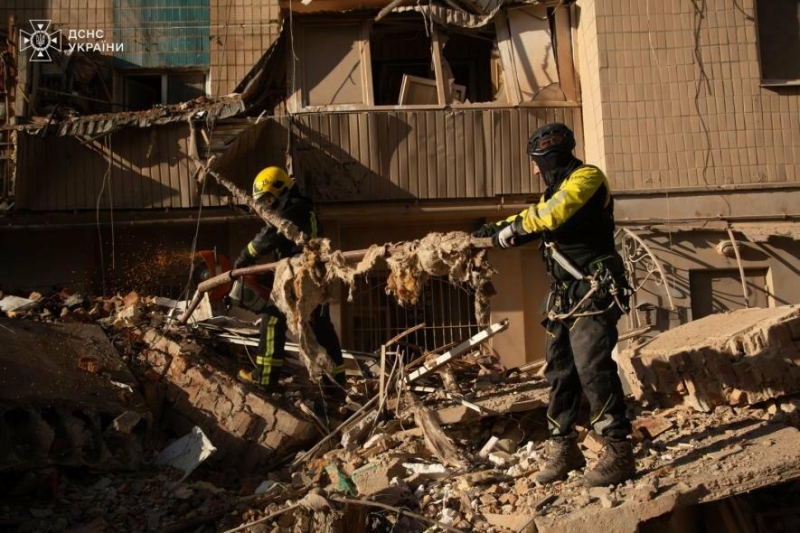 Під завалами багатоповерхівки у Тернополі заблокований хлопець: рятувальники намагаються його визволити