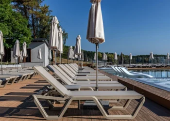 шезлонги для басейнів