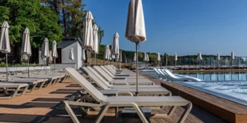 шезлонги для басейнів