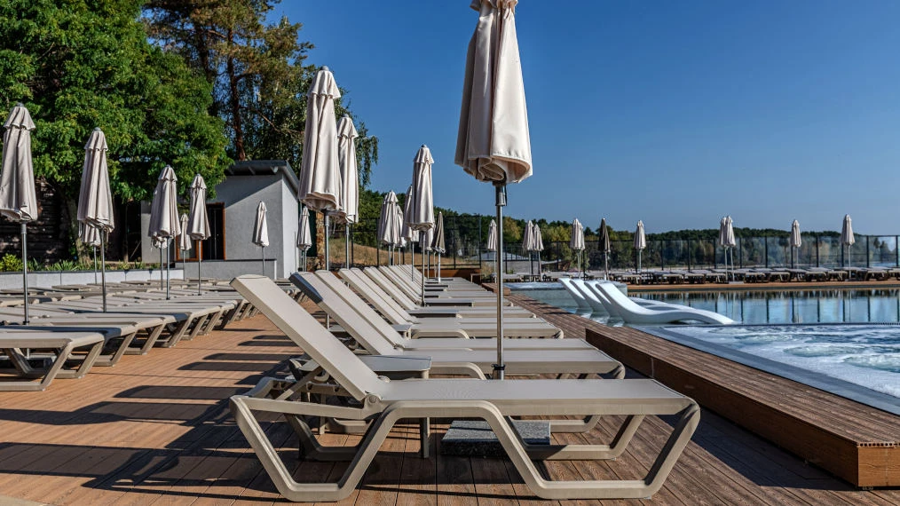 шезлонги для басейнів