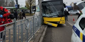 Зіткнення автобуса з електроопорою у Києві: дев’ять осіб травмувались