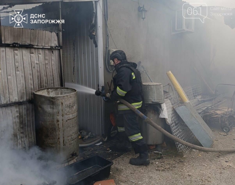 У Запорізькій області внаслідок ворожих ударів загорілися будинки, складське приміщення і сільгосптехніка