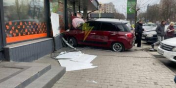 У Тернополі авто влетіло в “Копійочку”: деталі ДТП на площі Ринок