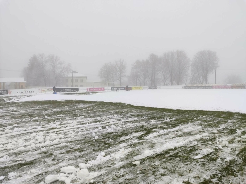 На Прикарпатті намело стільки снігу, що довелося кликати волонтерів рятувати стадіон для футбольного матчу Першої ліги