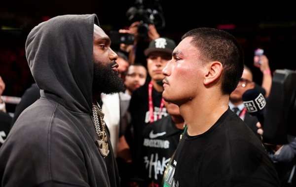 Енніс і Ортіс прицінилися один до одного на рингу Енніс і Ортіс прицінилися один до одного на рингу