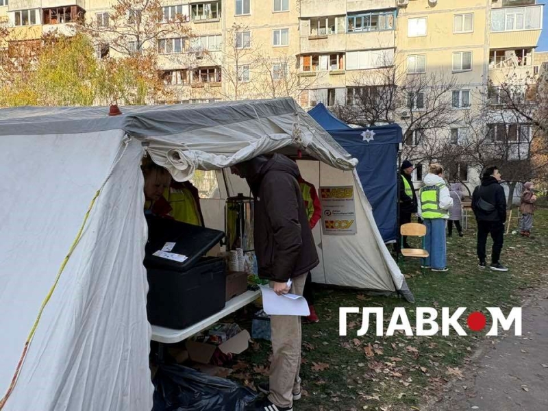 Росіяни вдарили по дев'ятиповерхівці на Оболоні. Фоторепортаж із місця влучання