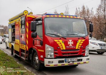 У Красилові загорівся двоповерховий гараж: рятувальники ліквідували пожежу