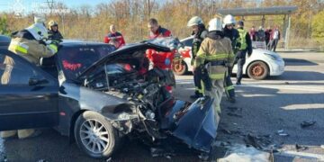 У Запоріжжі зіткнулися «Skoda», «Ford» и «Lexus»: один з водіїв загинув