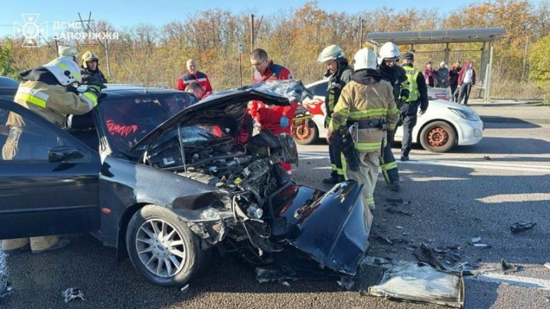 У Запоріжжі зіткнулися «Skoda», «Ford» и «Lexus»: один з водіїв загинув