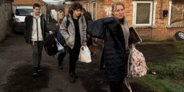 “Зібрали найнеобхідніше”: З села у Запорізькому районі евакуювали дві родини, в яких виховується 9 дітей