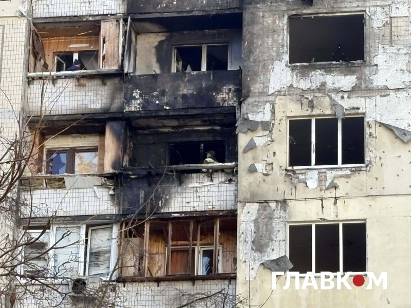 Росіяни вдарили по дев'ятиповерхівці на Оболоні. Фоторепортаж із місця влучання