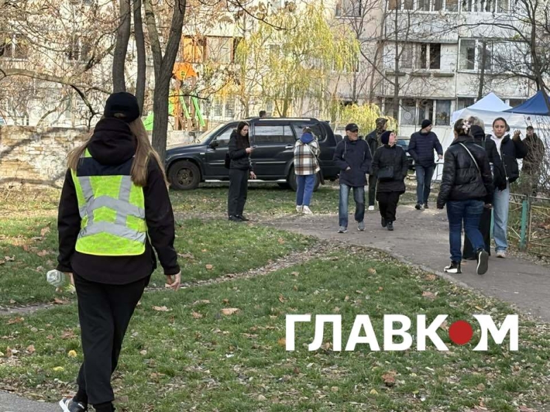Росіяни вдарили по дев'ятиповерхівці на Оболоні. Фоторепортаж із місця влучання