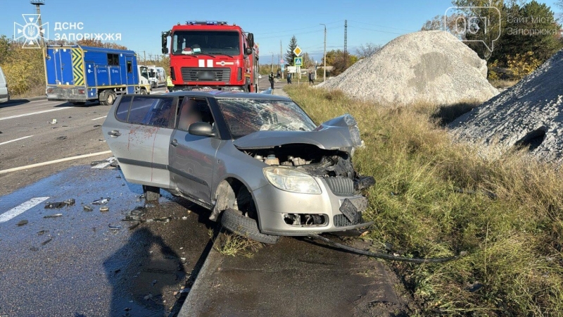 У Запоріжжі зіткнулися «Skoda», «Ford» и «Lexus»: один з водіїв загинув