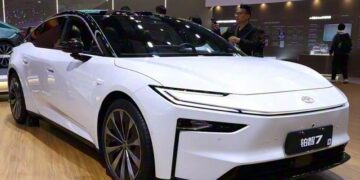 Toyota представила електричну “Camry”: запас ходу у 700 км (ФОТО)