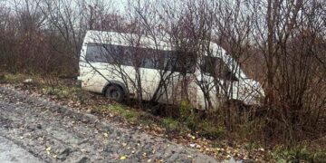 На Хмельниччині рейсовий мікроавтобус з’їхав у кювет і зіткнувся з деревом: є постраждалі