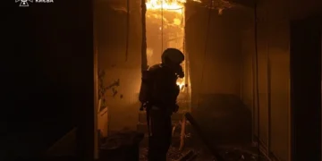 У центрі Києва вночі горів дах адміністративної будівлі (фото)