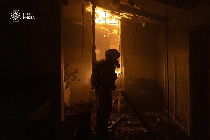 У центрі Києва вночі горів дах адміністративної будівлі (фото)