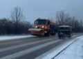 Крижаний дощ на Прикарпатті: дороги стали небезпечними, попри роботу техніки