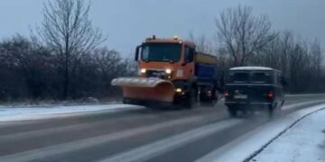 Крижаний дощ на Прикарпатті: дороги стали небезпечними, попри роботу техніки