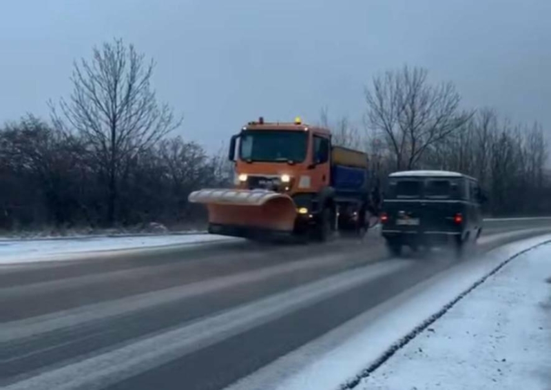 Крижаний дощ на Прикарпатті: дороги стали небезпечними, попри роботу техніки