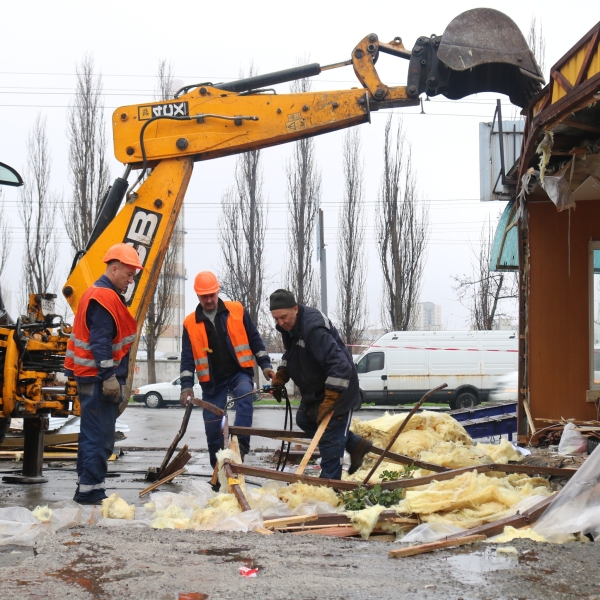На Виноградарі рекордними темпами демонтовано ринок (фото)