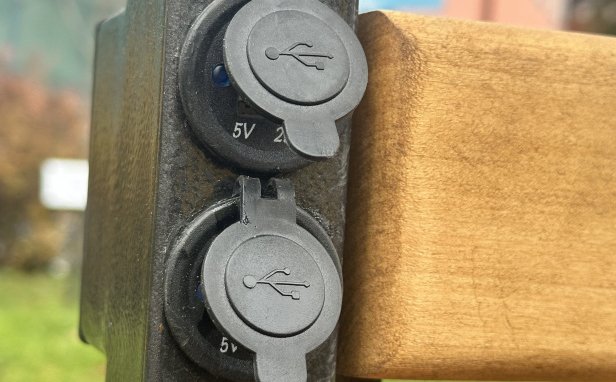 У центрі Тернополя з’явилися лавки з USB-портами: де саме можна зарядити гаджети (ФОТО)