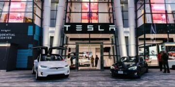 Чому Tesla продала лише 100 електромобілів з моменту виходу на ринок найбільшої країни у світі
