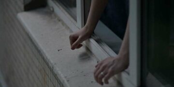 У Тернополі чоловік випав з 5-го поверху ТЦК: пробував втекти через вікно, зв’язавши одяг