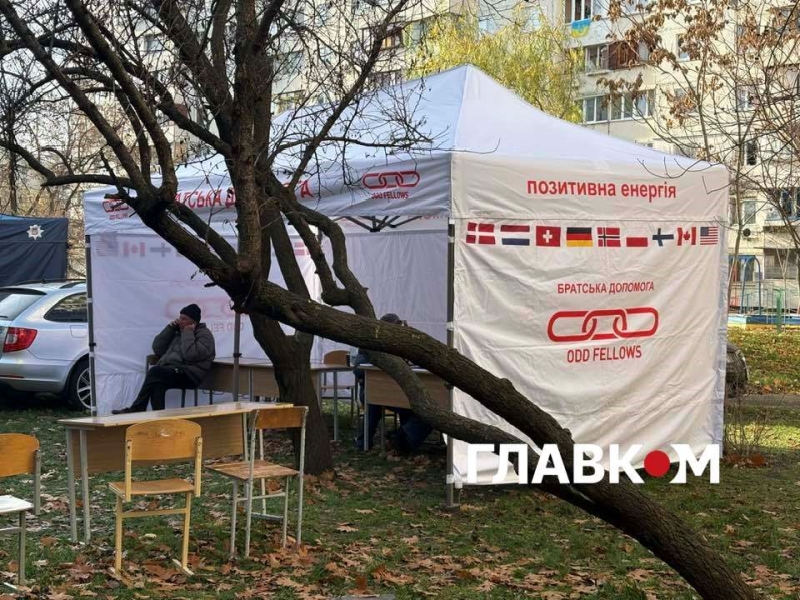 Росіяни вдарили по дев'ятиповерхівці на Оболоні. Фоторепортаж із місця влучання