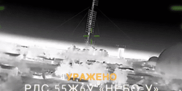 У ГУР МО України опублікували відео з ударами по російському вертольоту Ка-27, а також низці РЛС у Криму