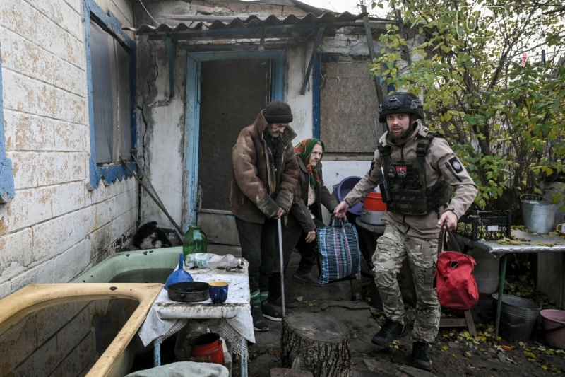 Планувала пекти коржики, але після повідомлення від сина, наважилась виїхати з Гуляйпільщини: як відбувається евакуація з прифронтової громади, - ФОТОРЕПОРТАЖ